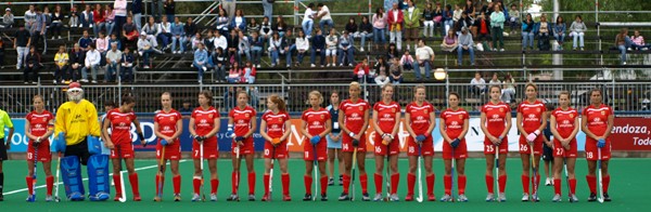 Aufstellung zum USA-Spiel. Die DHB-Damen diesmal in Rot. Foto: Gassert.